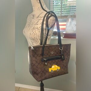 *S*O*L*D* Coach NYC Taxi‎ City